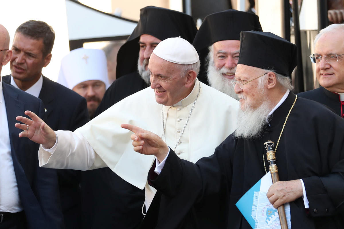 Pope Francis greets faithful next to Bartolomeo I outside the St. Nicholas Basilica in Bari, southern Italy. (Reuters Photo)