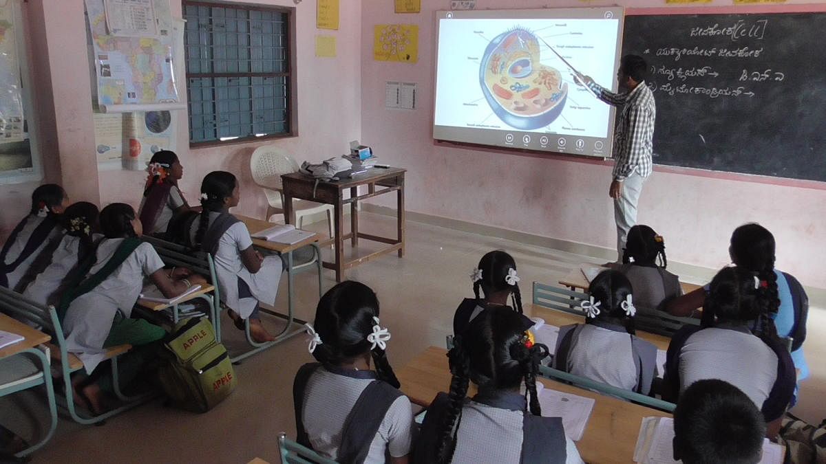 Primary and Secondary Education Minister N Mahesh said on Sunday that only government and government-aided schools within a radius of 1 km from each other and have low admission enrolment would be merged. DH file photo 