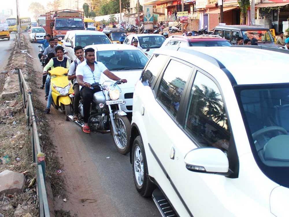 Bantwal town police registered a case against a marriage hall owner for not allowing parking of vehicles on the hall premises and obstructing traffic on NH. DH file photo for representation only