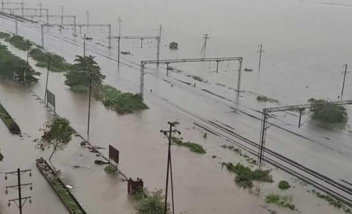 Flooded tracks at Nalasopara in Mumbai's Vasai tehsil. (DH Photo)