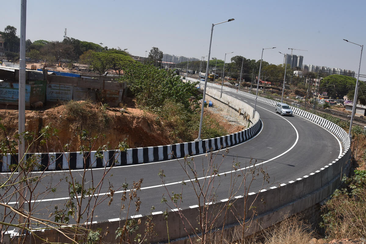 The government okayed the acquisition of 3.4 acres of railway land — instead of the required 3.16 acres — for building the eight-lane Okalipuram flyover. DH FILE PHOT