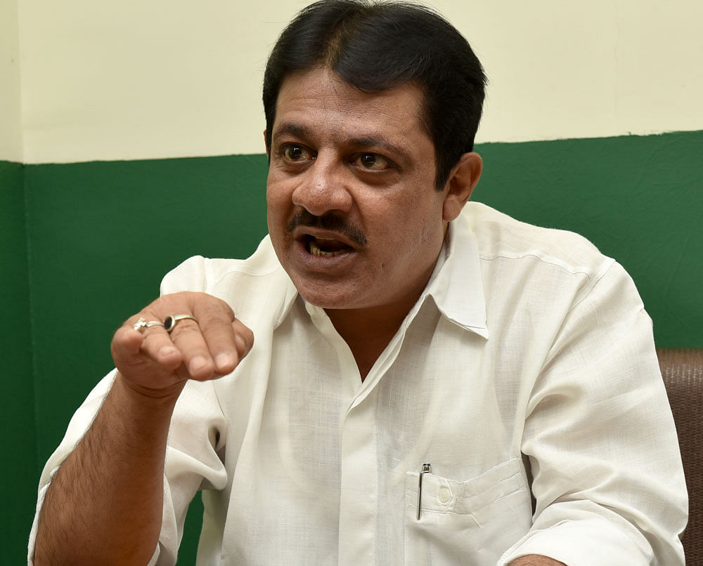 Minority Welfare and Wakf Minister B Z Zameer Ahmed Khan landed himself in a tight spot on Thursday following his contradictory statements on ordering a CBI probe into the controversial findings of the Anwar Manippady report on encroachment of Wakf properties in the state. DH file photo