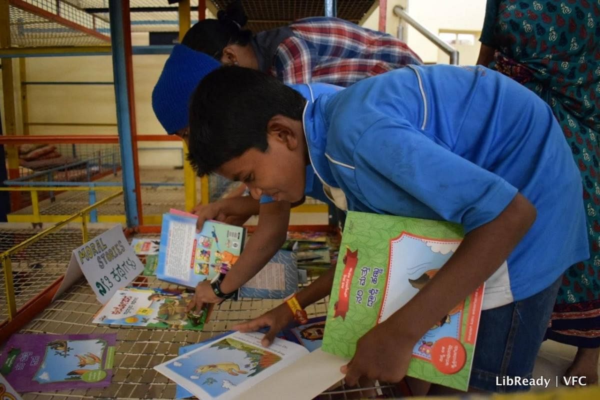 Volunteers meet children in homes twice a month, offer them books in a wide range of topics and read them aloud.