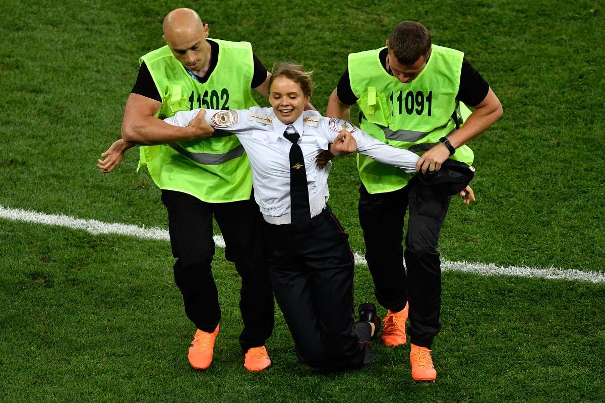 A striker is evacuated from the football pitch during the Russia 2018 World Cup final football match between France and Croatia at the Luzhniki Stadium in Moscow on July 15, 2018. (AFP PHOTO / Alexander NEMENOV)