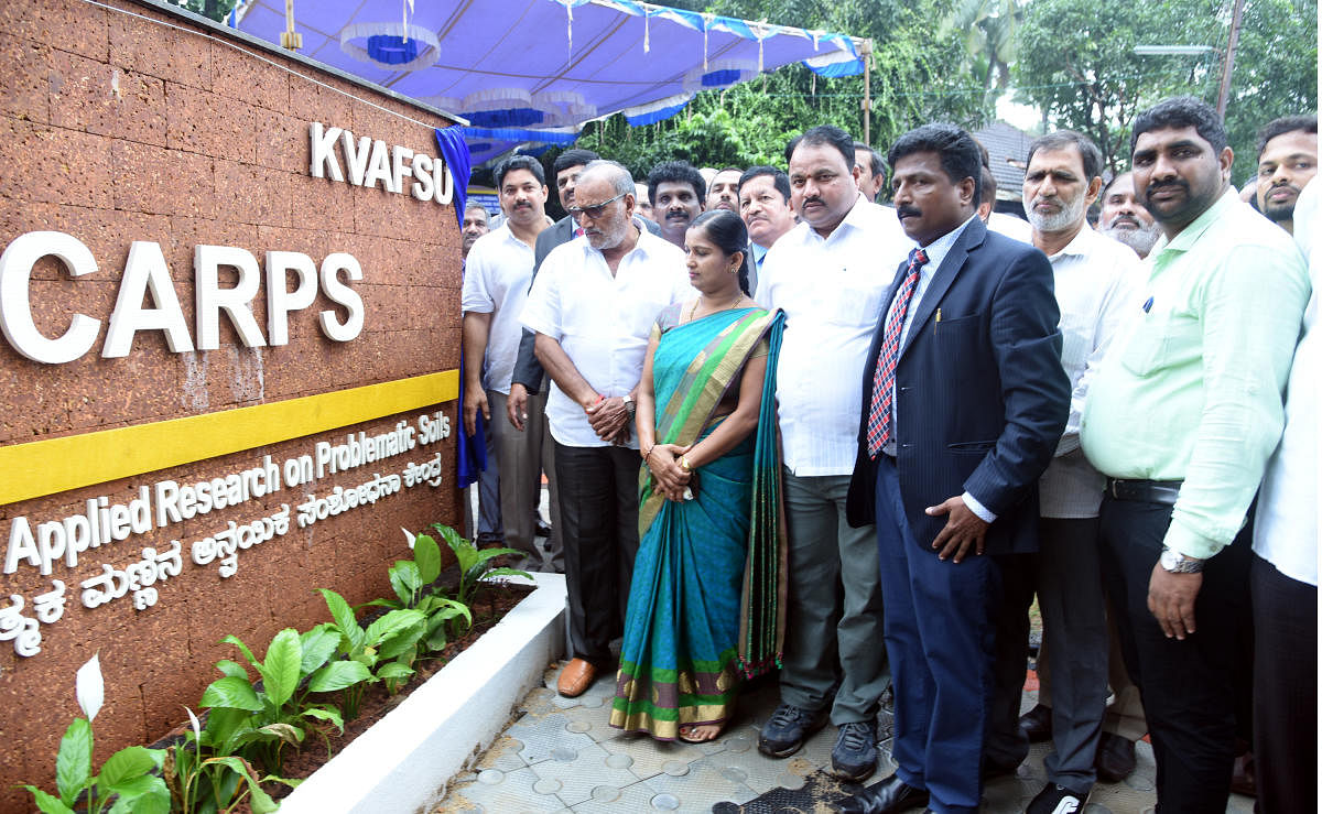 Animal Husbandry and Fisheries minister Venkata Rao Nadagouda inaugurates the Centre for Applied Research on Problematic Soils (CARPS) on the Fisheries College premises in Mangaluru on Tuesday. Zilla Panchayat President Meenakshi Shantigodu looks on. DH Photo