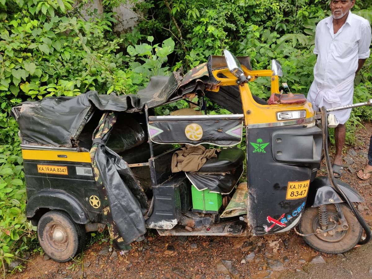 Autorickshaw that was involved in head-on collision with private bus at Mudipu, Mangaluru, on Saturday. DH PHOTO
