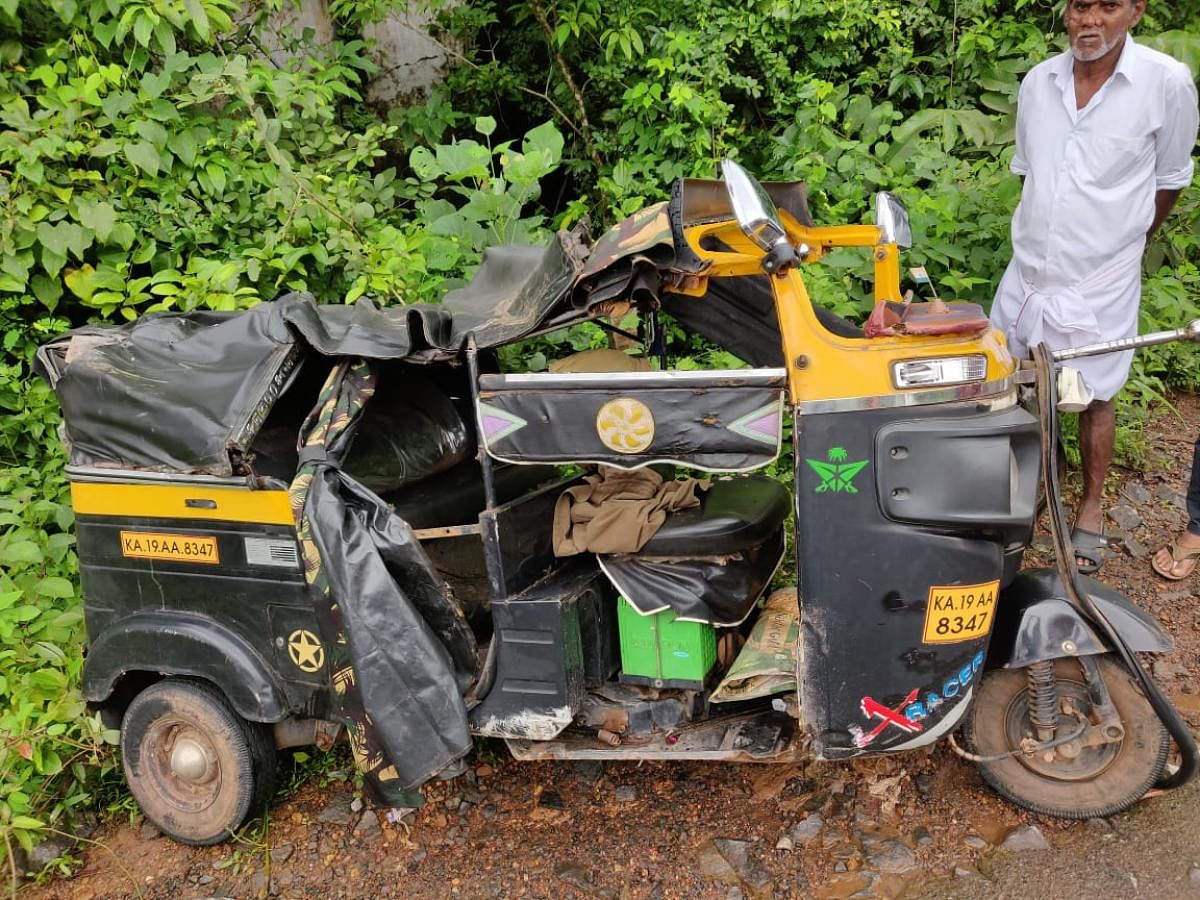 The autorickshaw that was involved in the head-on collision with a private bus at Mudipu, Mangaluru, on Saturday.