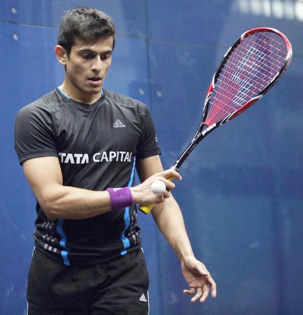 India's squash ace Saurav Ghosal feels the upcoming players require training under a quality coach. 