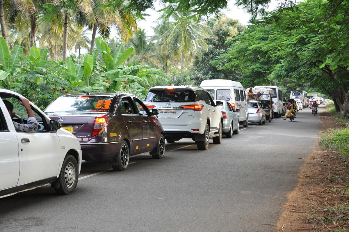 HUGE PILE-UP: A large number of vehicles queue up at Bharachukki in Kollegal taluk, Chamarajnagar on Sunday.