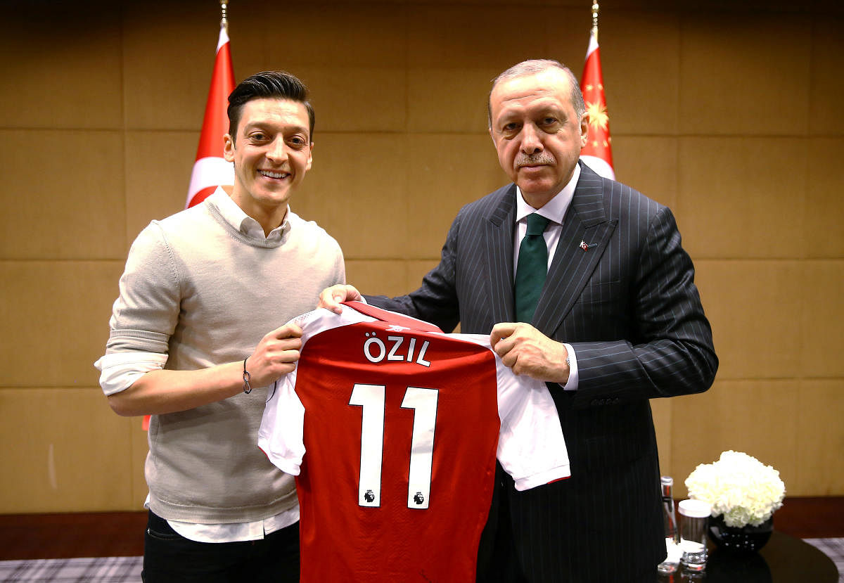 Turkish President Tayyip Erdogan meets with Arsenal's soccer player Mesut Ozil in London, Britain May 13, 2018. Picture taken May 13, 2018. Kayhan Ozer/Presidential Palace/Handout via REUTERS