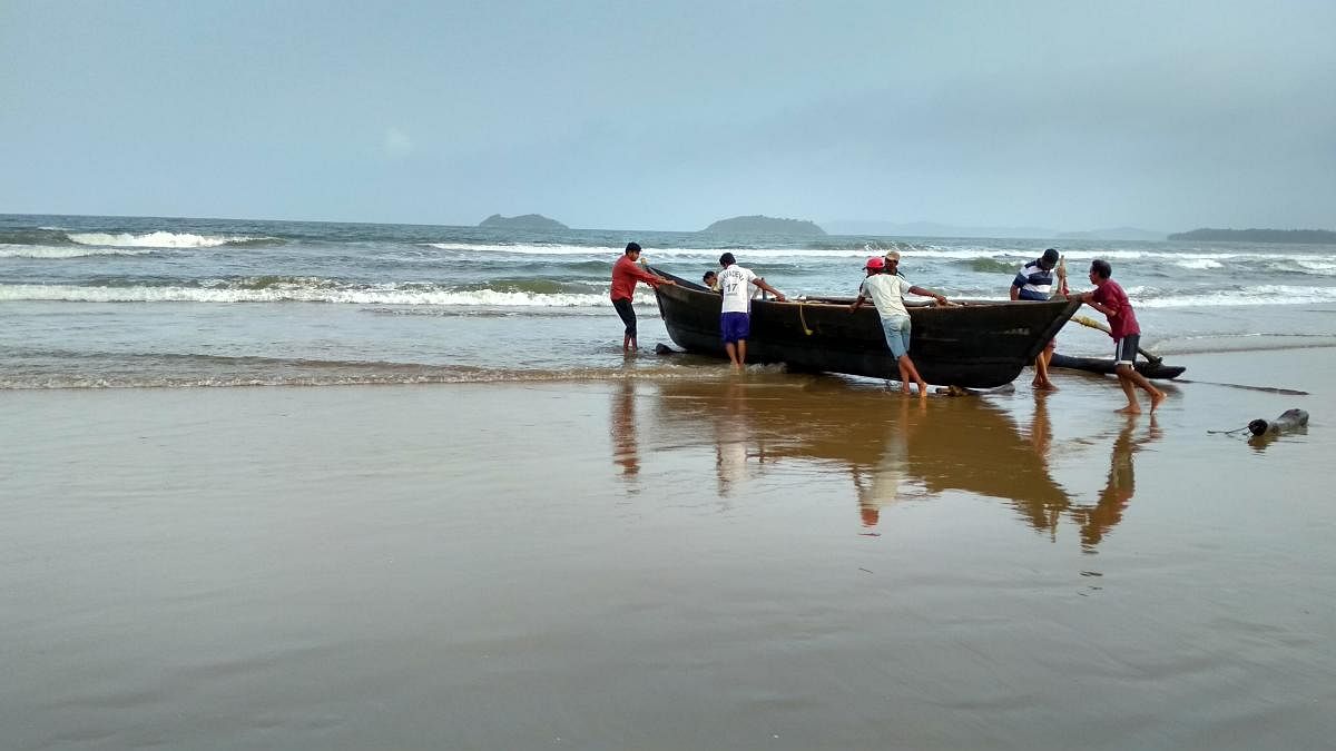 Seven Tamil Nadu fishermen were today arrested by the Sri Lankan Navy for allegedly fishing in their territorial waters using banned fishing net, a fisheries department official said. DH file photo