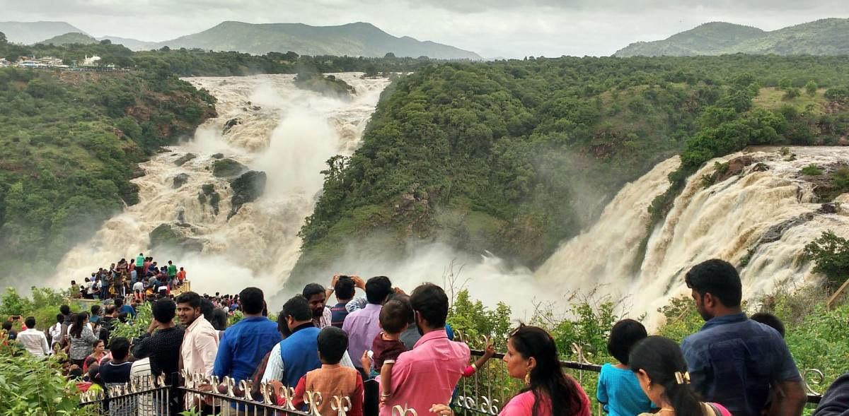 A large number of tourists at Gaganachukki waterfalls, at Malavalli, Mandya district.