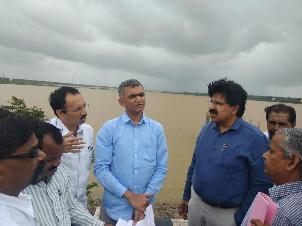 Rural Development and Panchayat Raj Minister Krishna Bairegowda reviews development works in Belagavi district with officials, on Tuesday. DH photo.