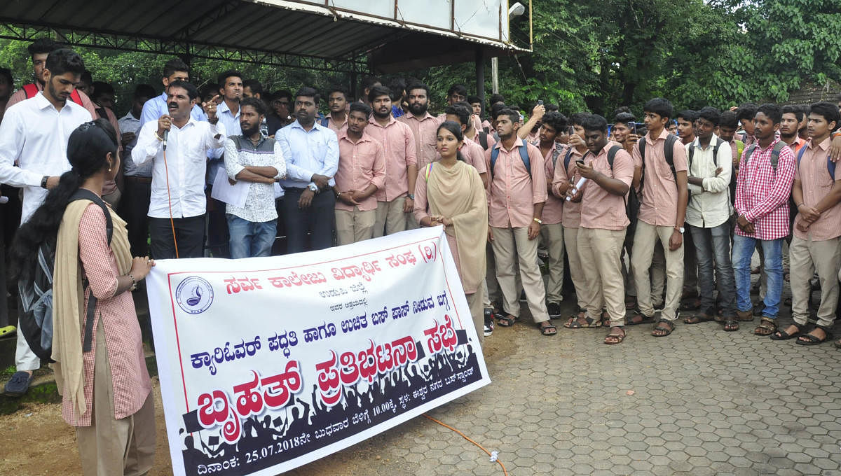 Karnataka All College Students' Association president Dinaker Shetty addresses the protesters in Udupi on Wednesday.