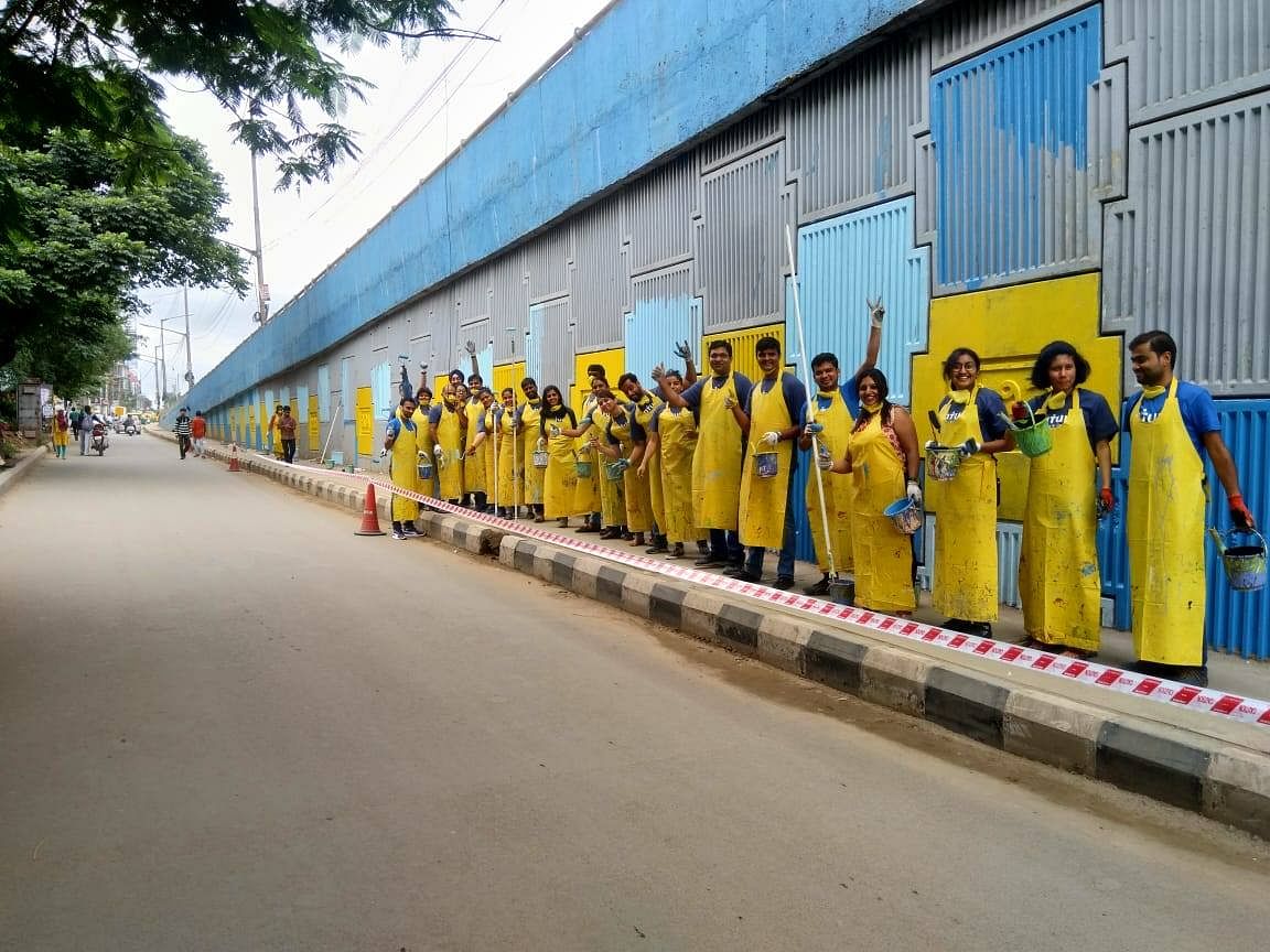 Members of the Ugly Indian fix a spot in Bellandur. Picture courtesy--The Ugly Indian’s Facebook page