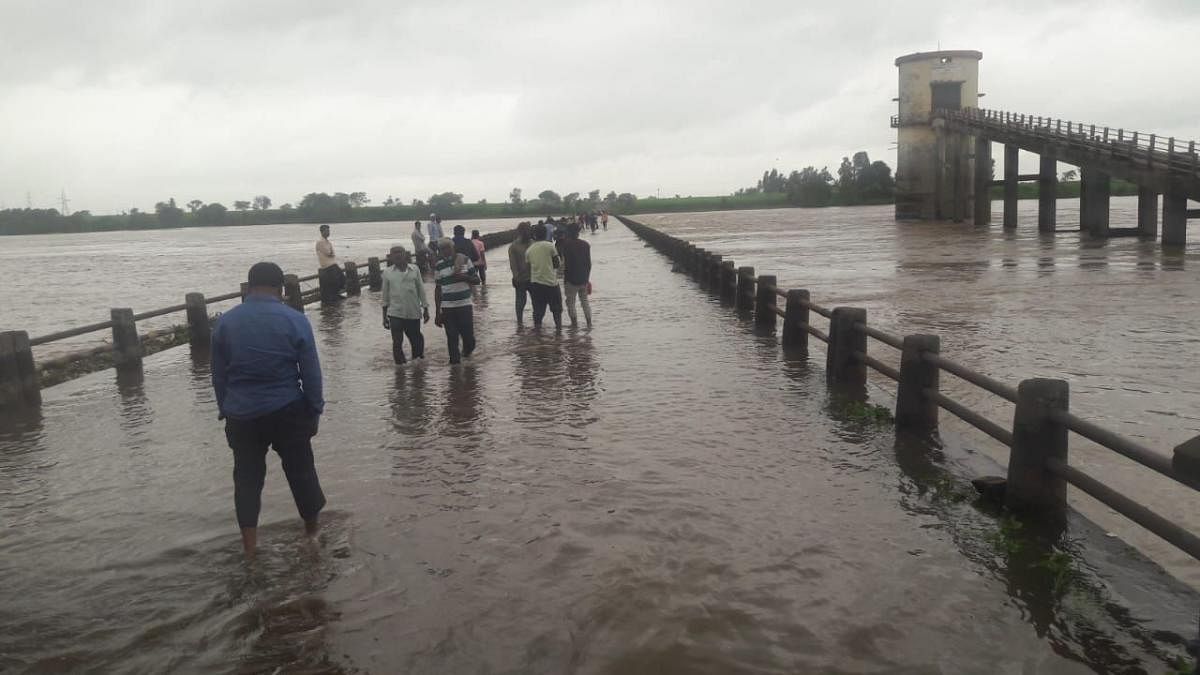 Low-lying bridges in Raibag and Athani taluks which were submerged are now open for traffic. However, three low-lying bridges in Chikkodi still remain underwater on Friday. (DH File Photo)