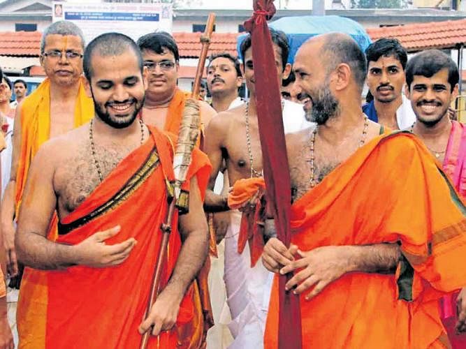 Sode Vadiraja Mutt seer Vishwavallabha Theertha Swami and Sri Subrahmanya Mutt seer Vidyaprasanna Theertha Swami take part in a procession to Sri Anantheshwara Temple in Udupi on Monday. DH photo/Flavin Glanson D'Souza