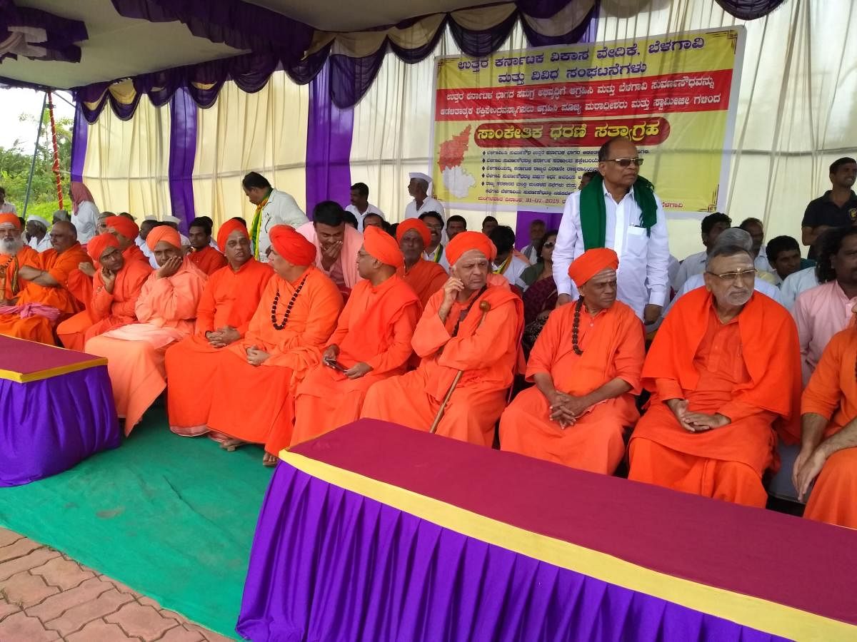 The protest commenced on time under the leadership of Belagavi seers including Dr Siddarama Swamiji of Rudrakshimath Naganur, Panchama Shivalingeshwar Swamiji Nidasosi. (DH Photo)