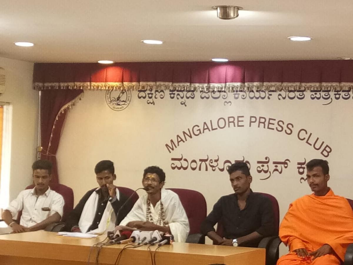 Balekodi Mutt seer Shashikanta Mani Swami addresses media in Mangaluru on Thursday. DH Photo