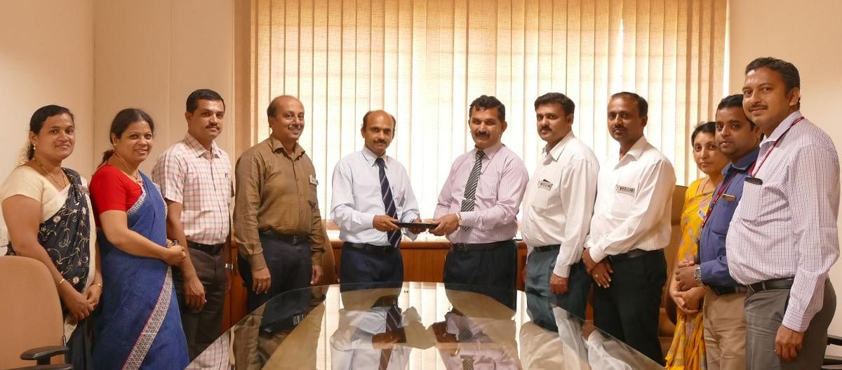 SMVITM Principal Prof Thirumaleshwara Bhat and CloudE Founder and Managing Director Mahesha Padyana exchange the MoU towads practical integrated training for the students.