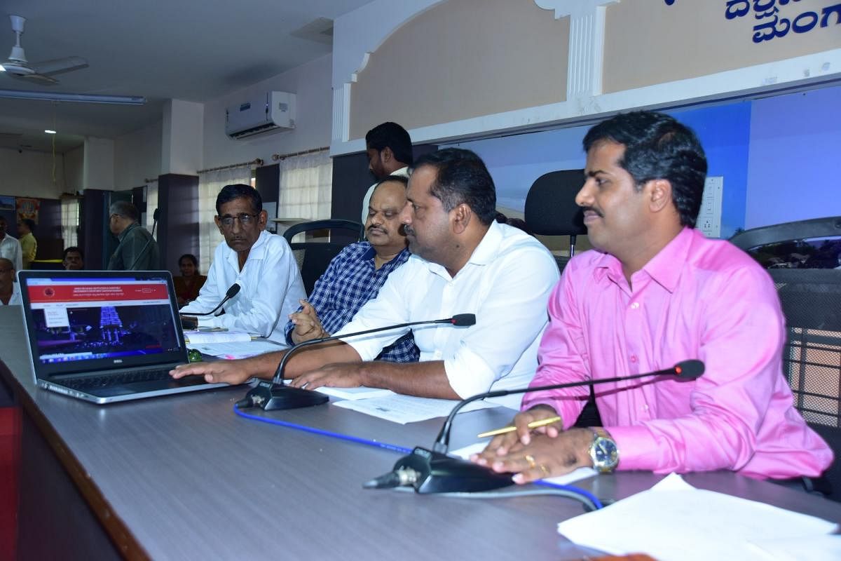 Urban Development, Housing and District In-charge Minister U T Khader launches the website of the Religious Endowment Department at the deputy commissioner’s office in Mangaluru on Thursday. 