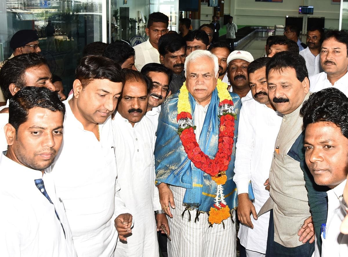 Congress leaders welcome District In-charge Minister R V Deshpande, at Hubballi Airport on Friday.