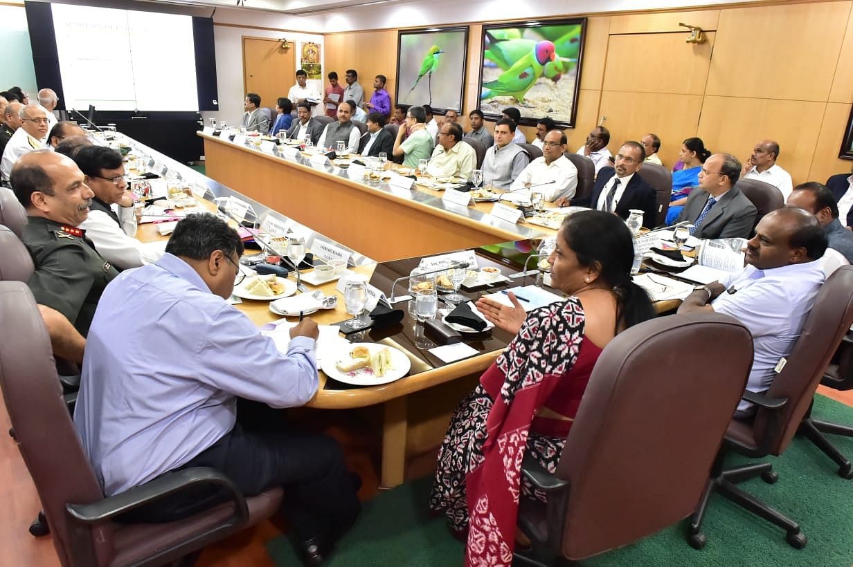 Union Defense Minister Nirmala Seetharaman and Chief Minister HD Kumaraswamy held a meeting regarding the transfer of defence land for Infrastructure development projects of Bengaluru. Image source: Twitter/CMO Karnataka