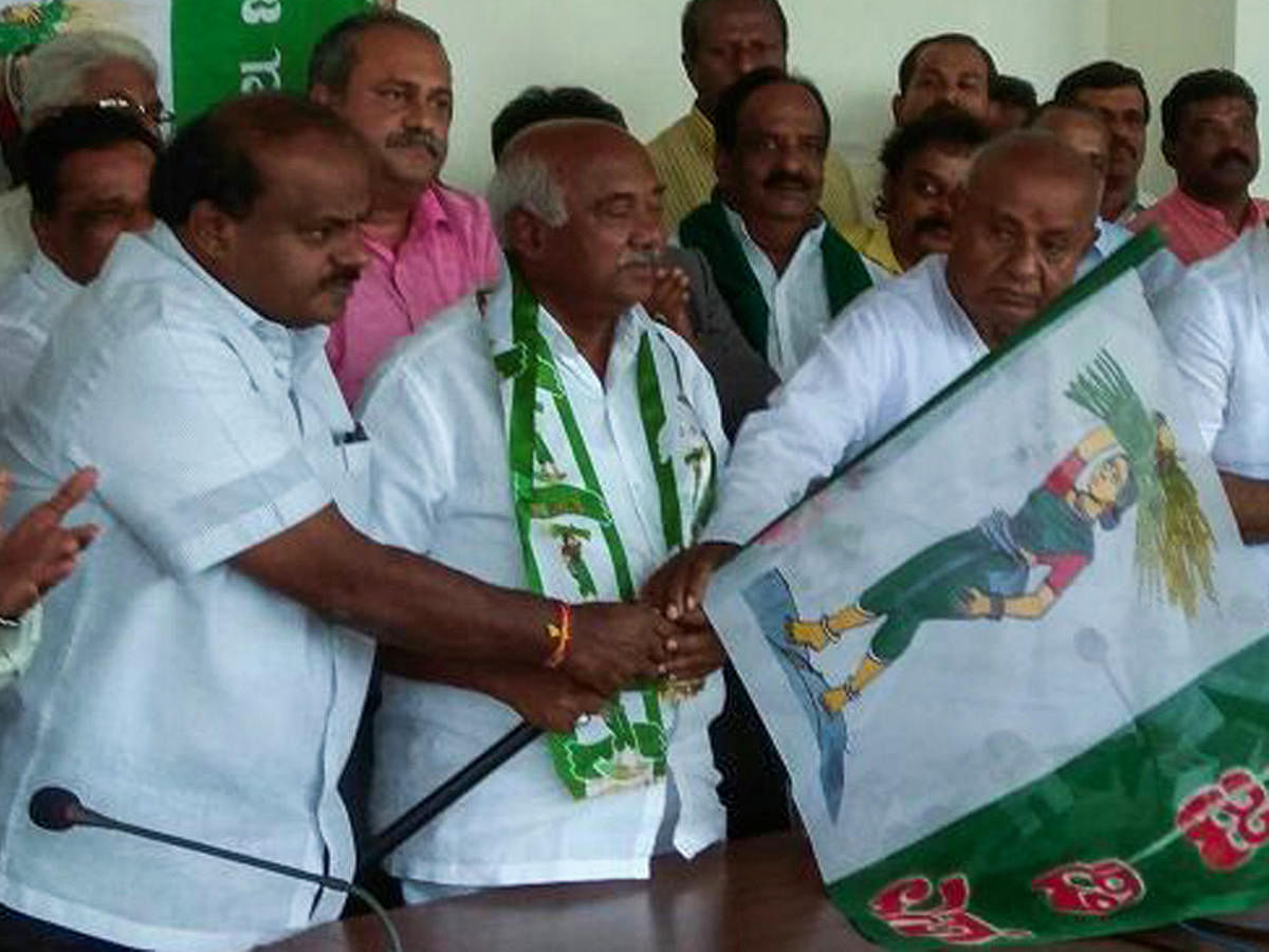 Vishwanath takes charge as JD(S) state president in Bengaluru on Sunday. Chief Minister H D Kumaraswamy and party national president H D Deve Gowda are also seen.