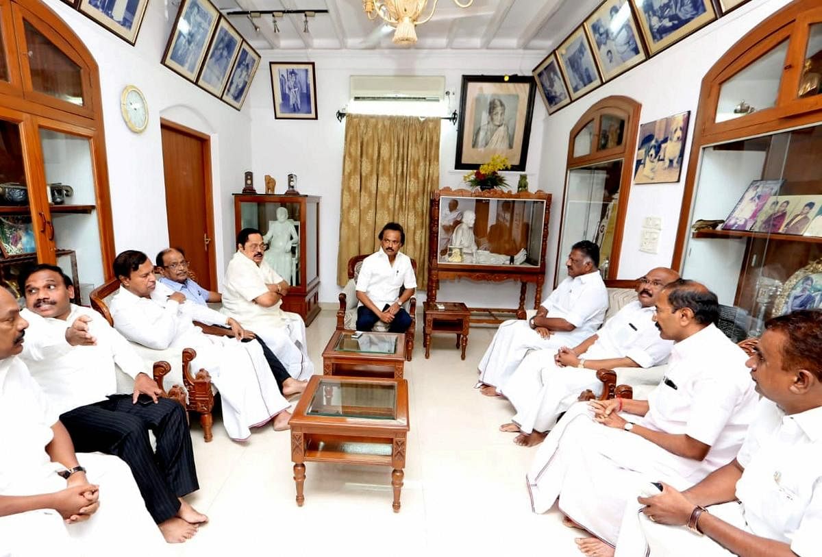 Chennai: Tamil Nadu Deputy Chief Minister O Panneerselvam along with Fisheries Minister D Jayakumar, Electricity Minister P Thangamani and Minister for Municipal Administration SP Velumani interacting with DMK Working President MK Staling about his father