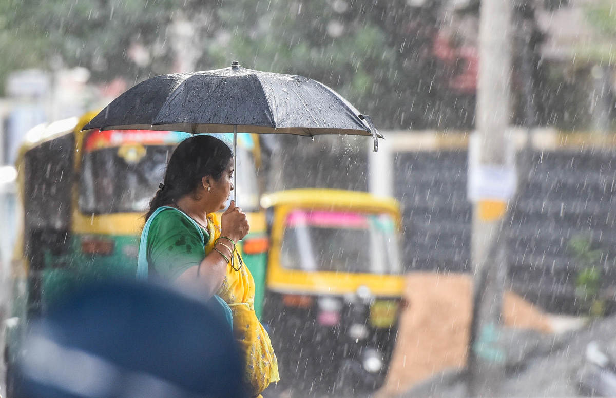 Mercury plunged as a result of the rain, with the city recording the maximum of 26 degrees Celsius till 5.30 pm.