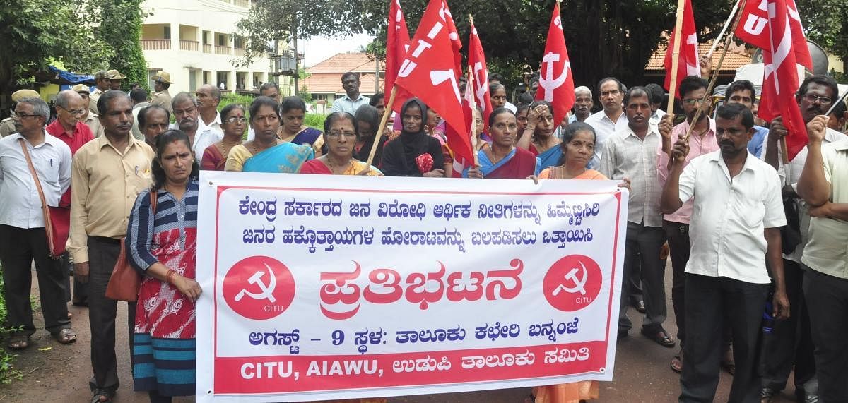 CITU activists stage a Jail Bharo protest in front of the taluk office, Udupi, on Thursday.