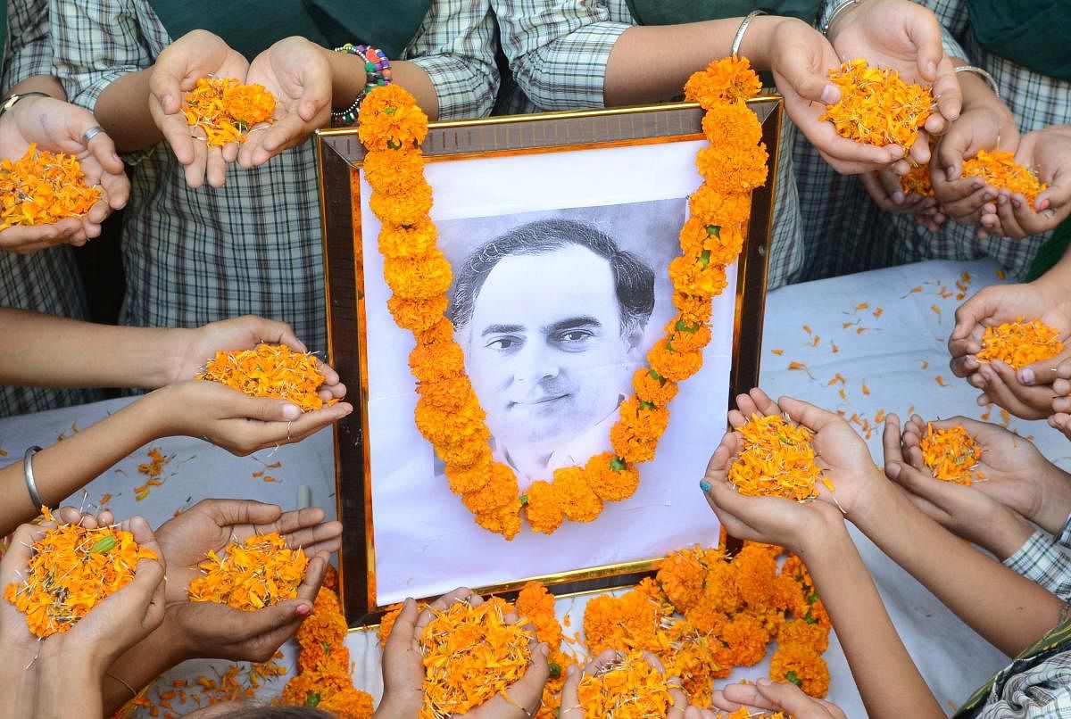 Indian school children pay their respects to former Indian Prime Minister Rajiv Gandhi on the 27th anniversary of his death, in Amritsar on May 21, 2018. Rajiv Gandhi was assassinated during electoral campaing, allegedly by Liberation Tigers of Tamil Eela