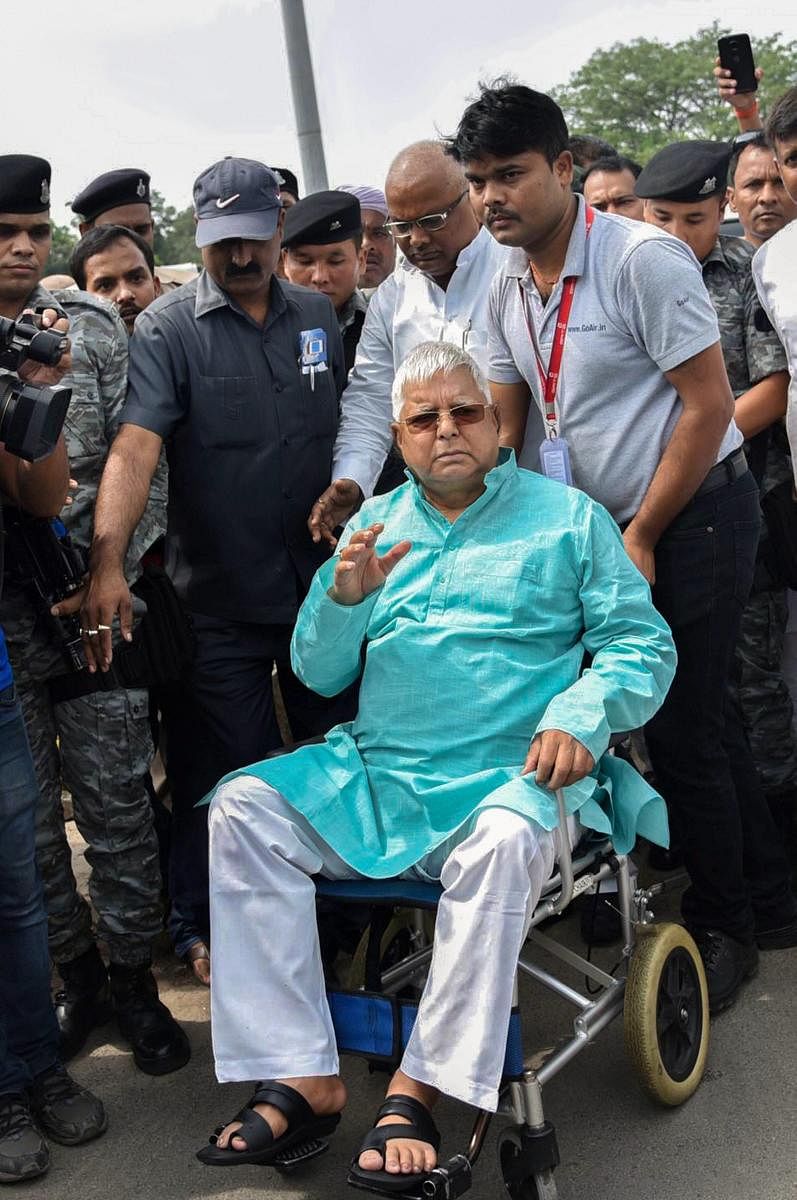 Patna: RJD chief Lalu Prasad Yadav leaves for a heart ailment treatment, in Patna on Monday, Aug 6, 2018. (PTI Photo) (PTI8_6_2018_000212B)