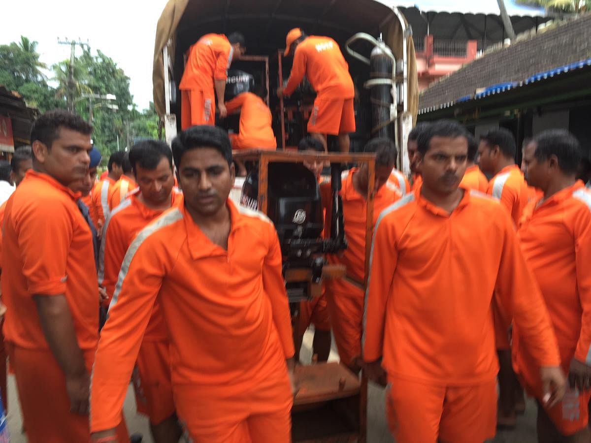 NDRF personnel in preparatory mode near the Mahadeva Temple in Aluva, in Ernakulam district, on Friday. DH Photo by R Krishnakumar