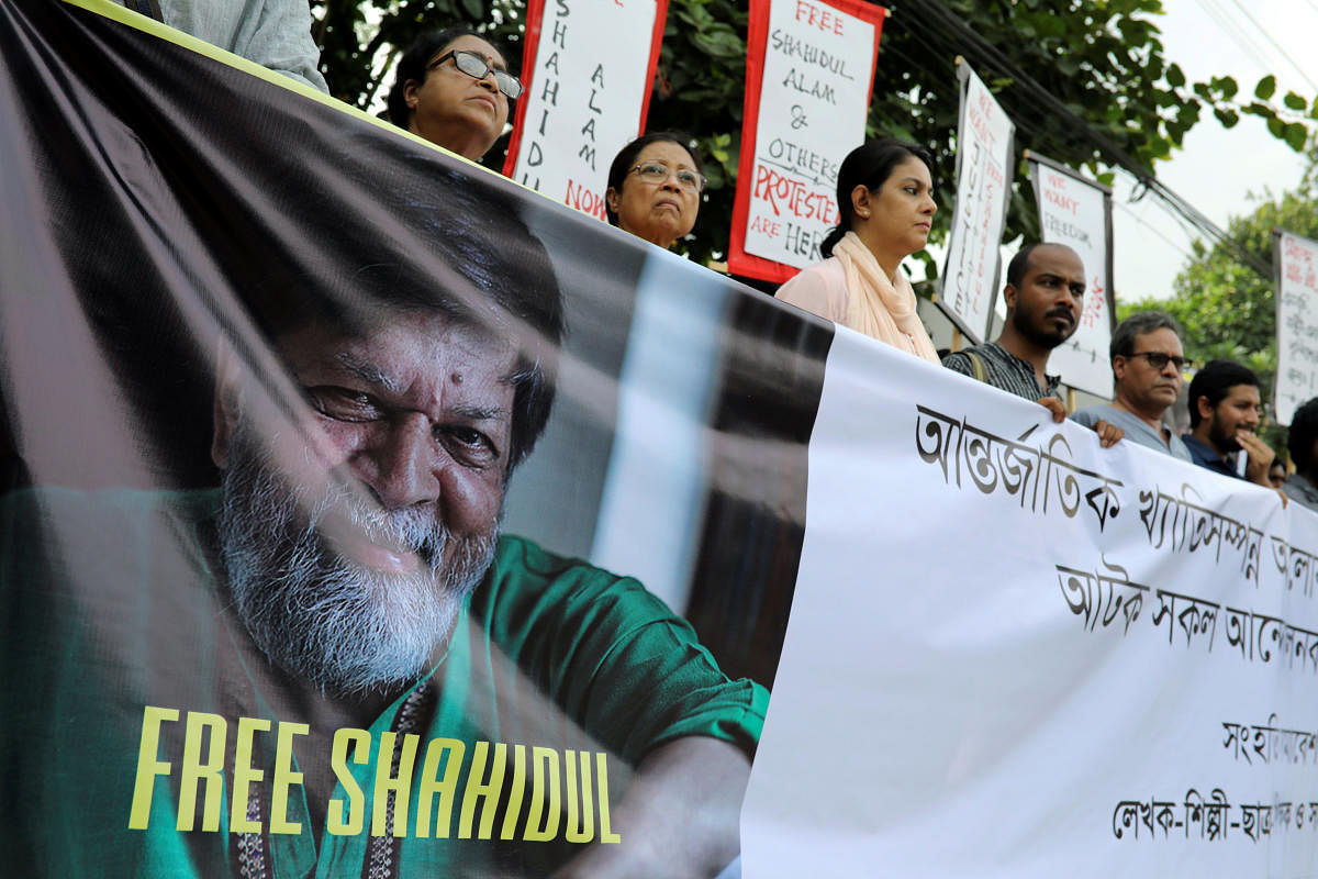 Journalists, activists and students of Pathshala South Asian Media Academy protest against the arrest of Bangladeshi photojournalist Shahidul Alam in Dhaka, Bangladesh, August 11, 2018. (REUTERS/Mohammad Ponir Hossain)