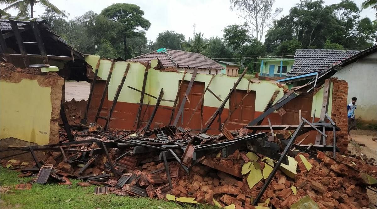 A government higher primary school collapsed at Chinniga in Jannapura in Mudigere taluk on Tuesday.