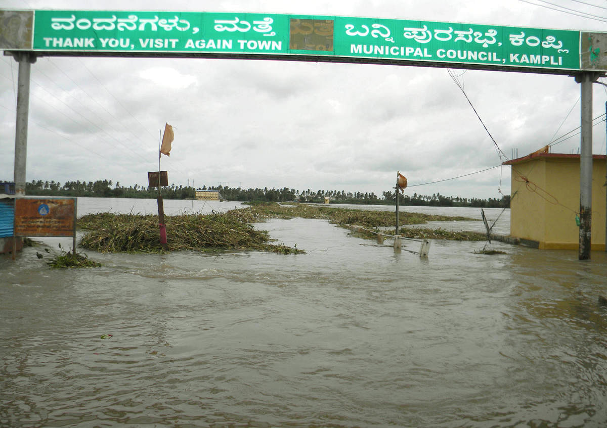 The bridge between Kampil and Gangavathi is under water following release of water from Tungabhadra dam on Wednesday. DH Photo