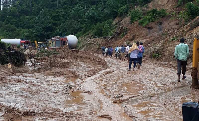 Scene at one of the landslides on the Shiradi Ghat stretch of the Bengaluru-Mangaluru National Highway-75 on Wednesday. (DH Photo)