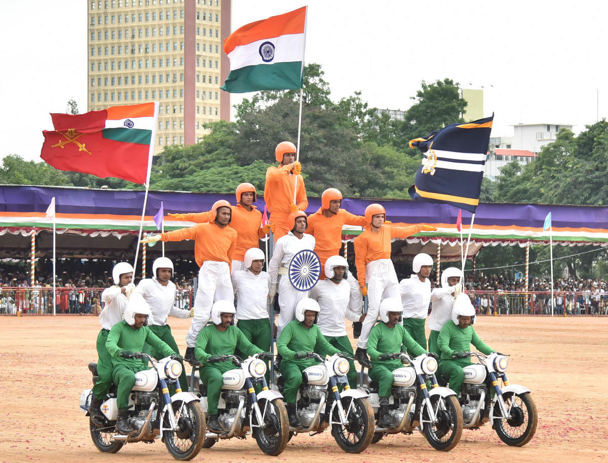 The Army Service Corps Tornadeos team performs a motorbike stunt during the Independence Day celebrations at the Field Marshal Manekshaw Parade Ground in Bengaluru on Wednesday. DH PHOTO/SRIKANTA SHARMA R
