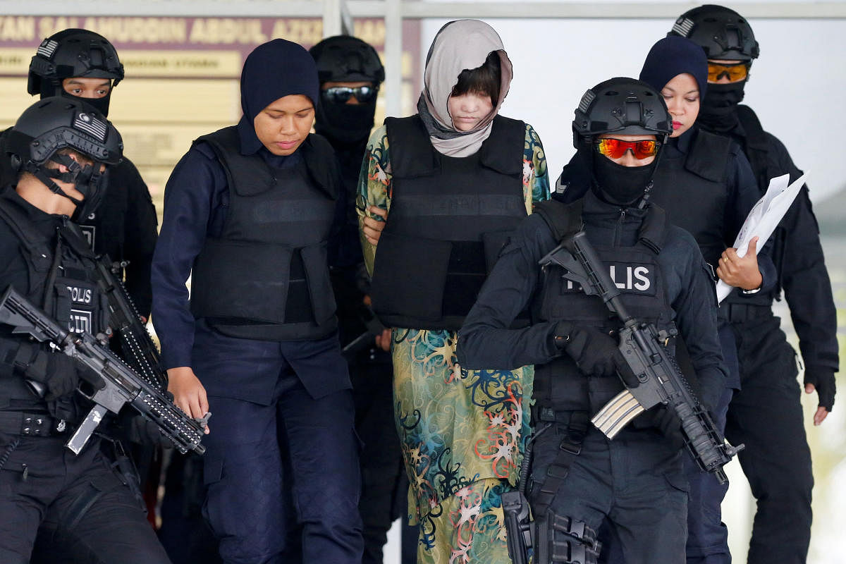 Vietnamese Doan Thi Huong, who is on trial for the killing of Kim Jong Nam, the estranged half-brother of North Korea's leader, is escorted as she leaves the Shah Alam High Court on the outskirts of Kuala Lumpur, Malaysia, August 16, 2018. REUTERS Photo 