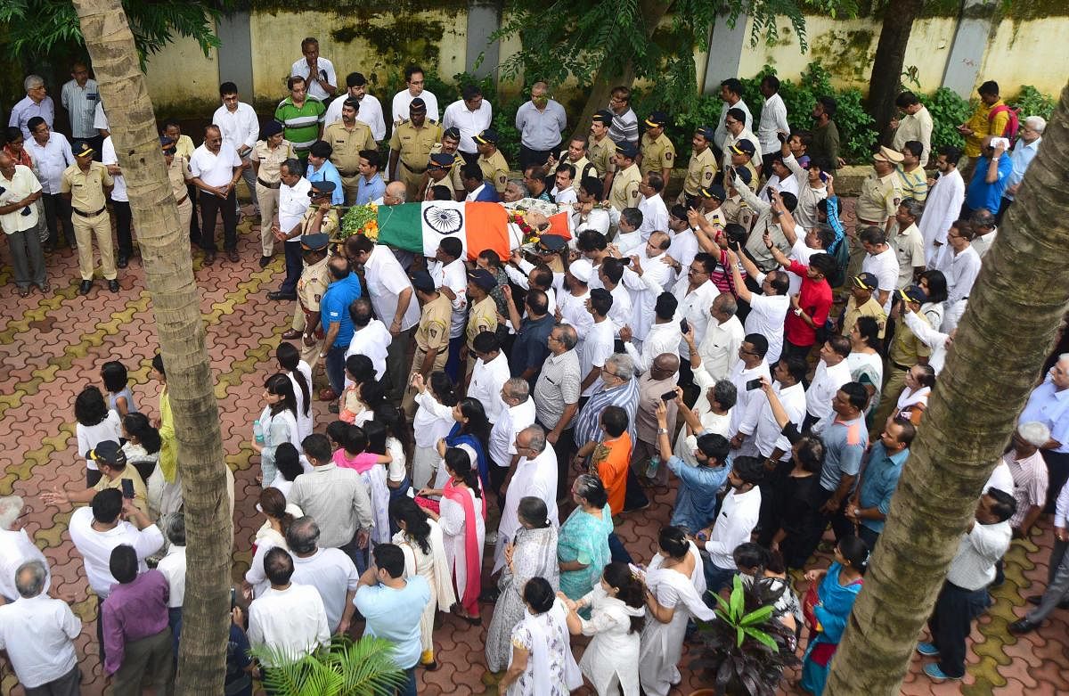 Relatives and friends carry the body of former cricketer Ajit Wadekar to a crematorium in Mumbai. AFP photo
