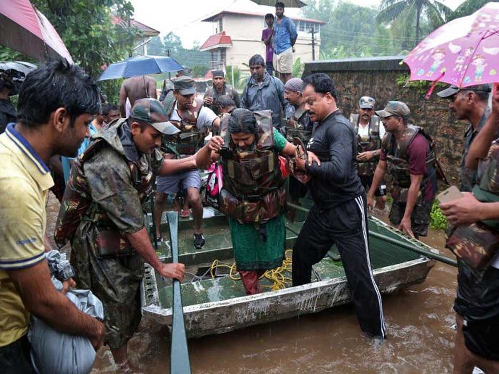 Indian Army soldiers rescue people from flood affected areas after the opening of Idamalayar, Cheruthoni and Mullaperiyar dam shutters following heavy rains, on the outskirts of Kochi. REUTERS photo  