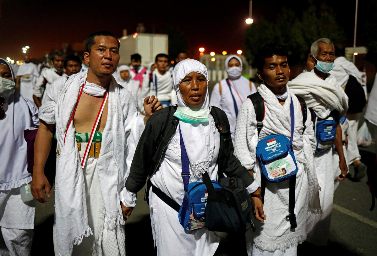 Muslim pilgrims from Indonesia arrive at the plains of Arafat on the eve of the annual Haj pilgrimage, outside the holy city of Mecca, Saudi Arabia August 19, 2018. (REUTERS)