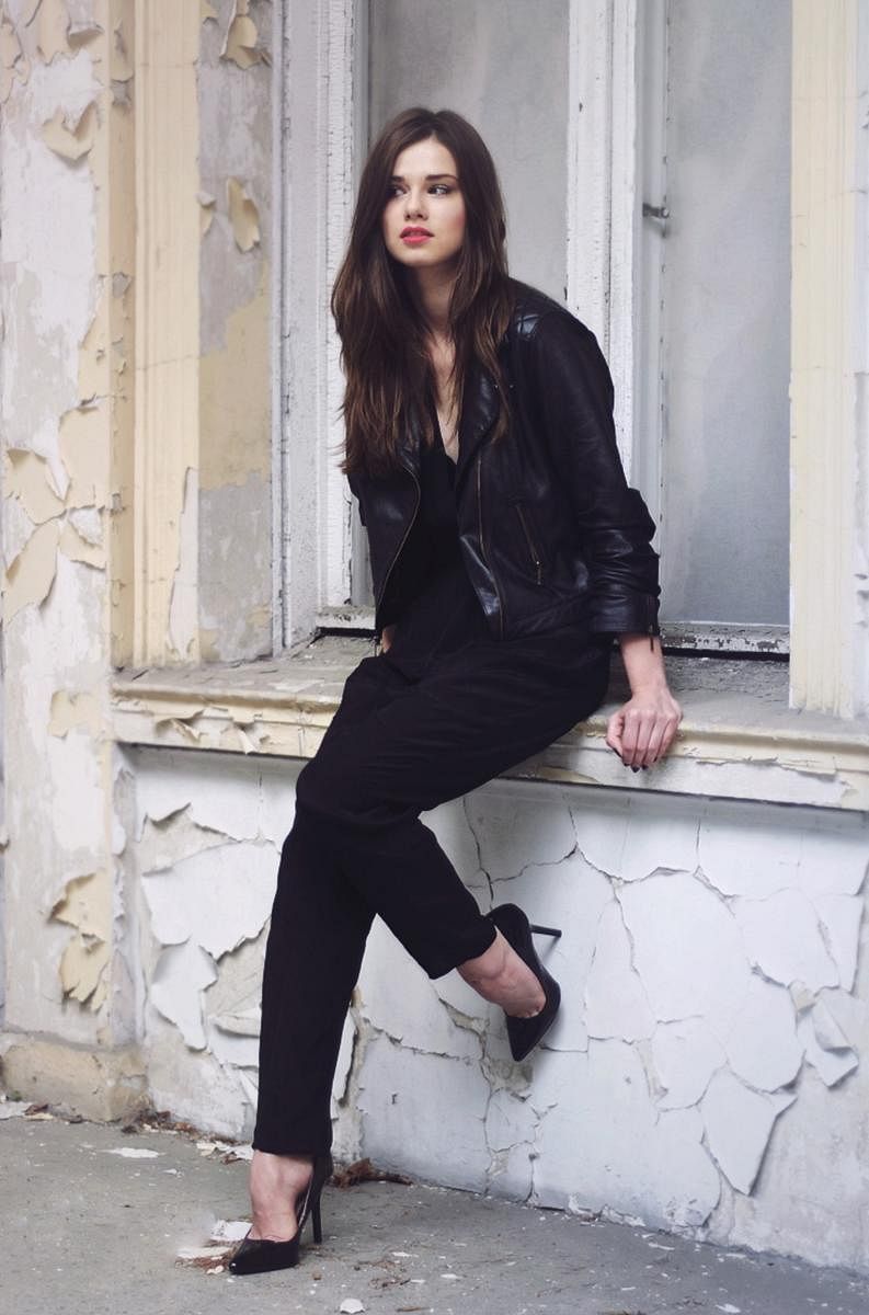 An all-black look can give you a slimming effect.