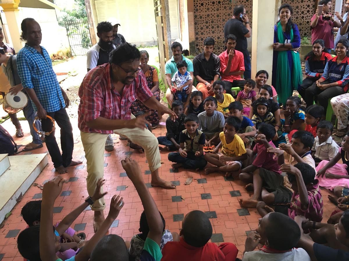Actor Manu Jose performs for children at the flood relief camp in SB College, Changanassery, on Wednesday. DH Photo/R Krishnakumar