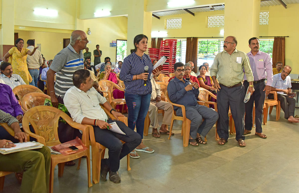 Teena Sequeira of Ashok Nagara raises a question at the DH-PV Janaspandana programme.