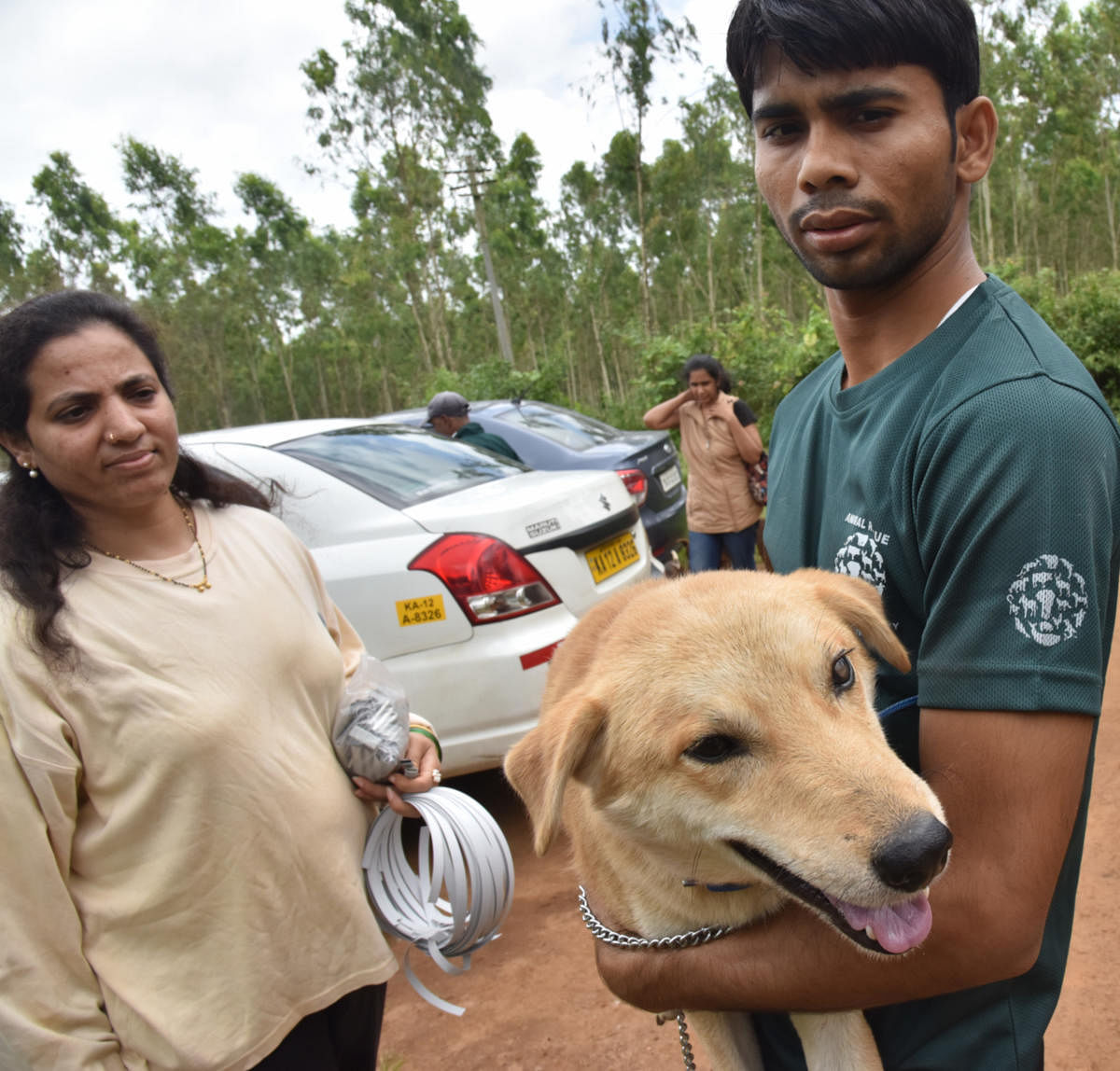 Volunteers from Bengaluru, Mysuru and Kodaikkanal have come together to care for animals affected by floods in Madikeri, at Bylukuppe, Mysuru district. dh photo