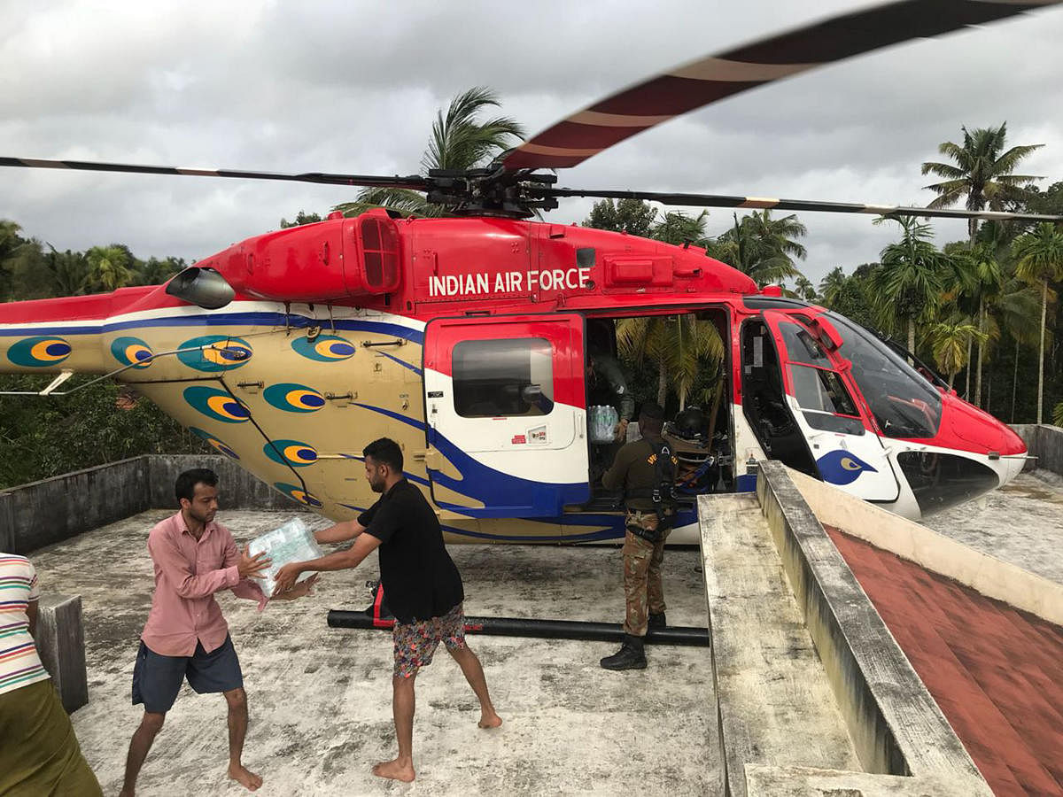 Sarang Helicopter Display team involved in supplying essential items to flood affected people in Kerala.