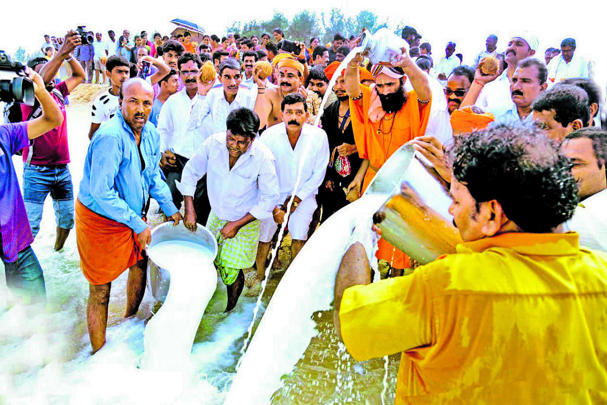 Fishermen along with Kadali Jogi Mutt Seer Raja Yogi Nirmalanatha Maharaj offer Samudra Puja, at Thannirbavi in Mangaluru on Sunday.