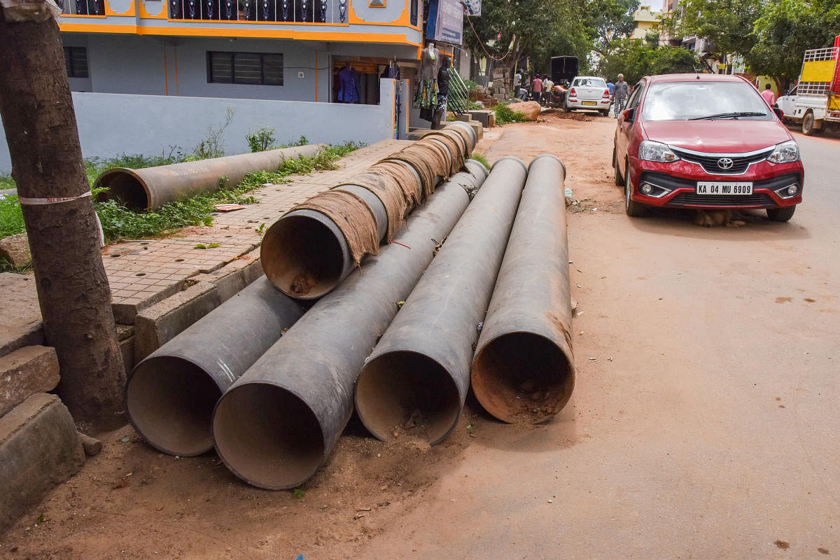 The BWSSB water pipes which have to be lied underground been dumped on the road which creates the inconvenience to the commuters at Kirloskar Layout, Hesaraghatta Road, Bengaluru on Wednesday. Photo by S K Dinesh